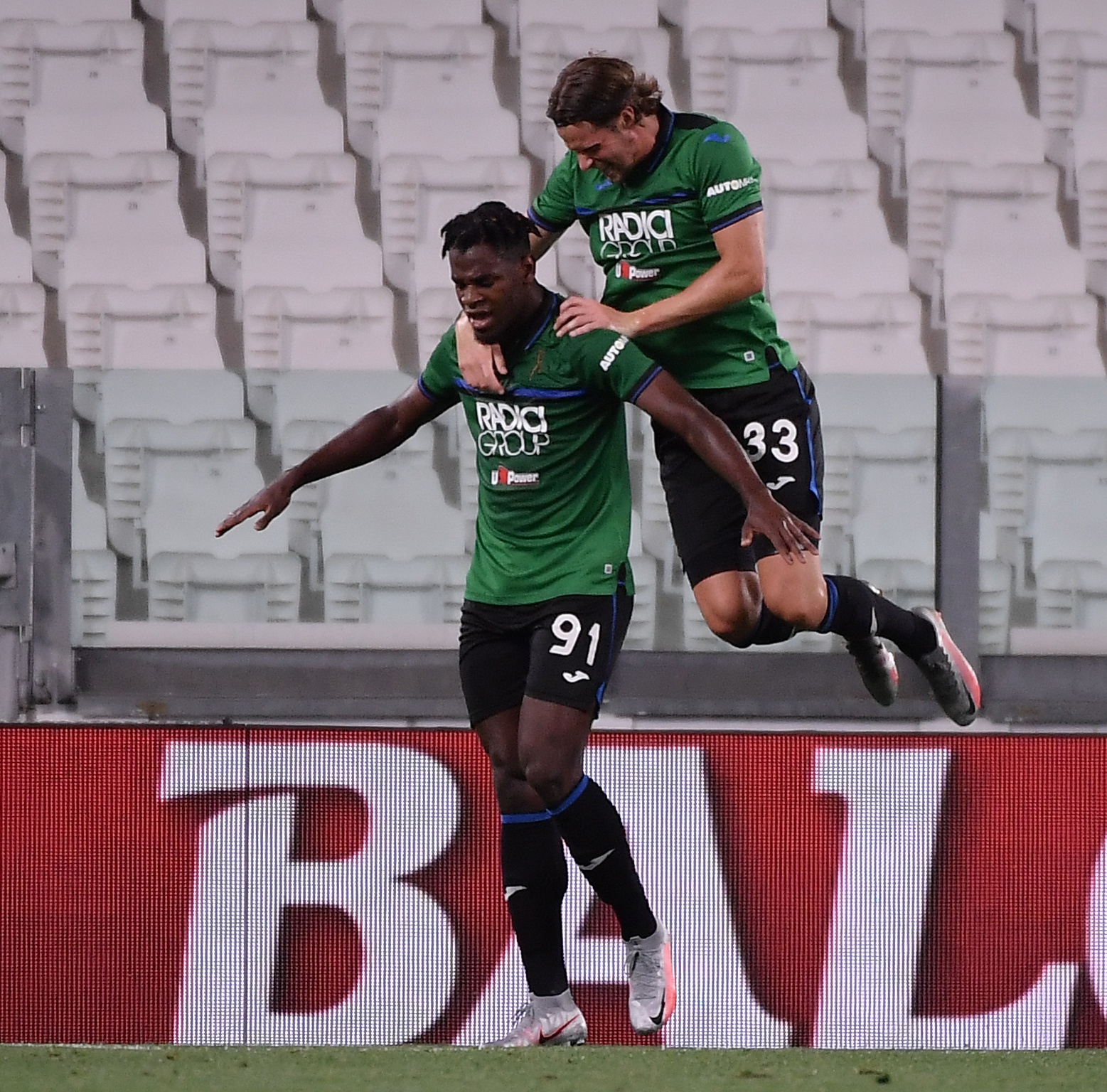 达拉斯独行侠今夜强势反弹今夜亚特兰大再遭质疑，今晚亚特兰大调整名单以备欧联看傻球迷