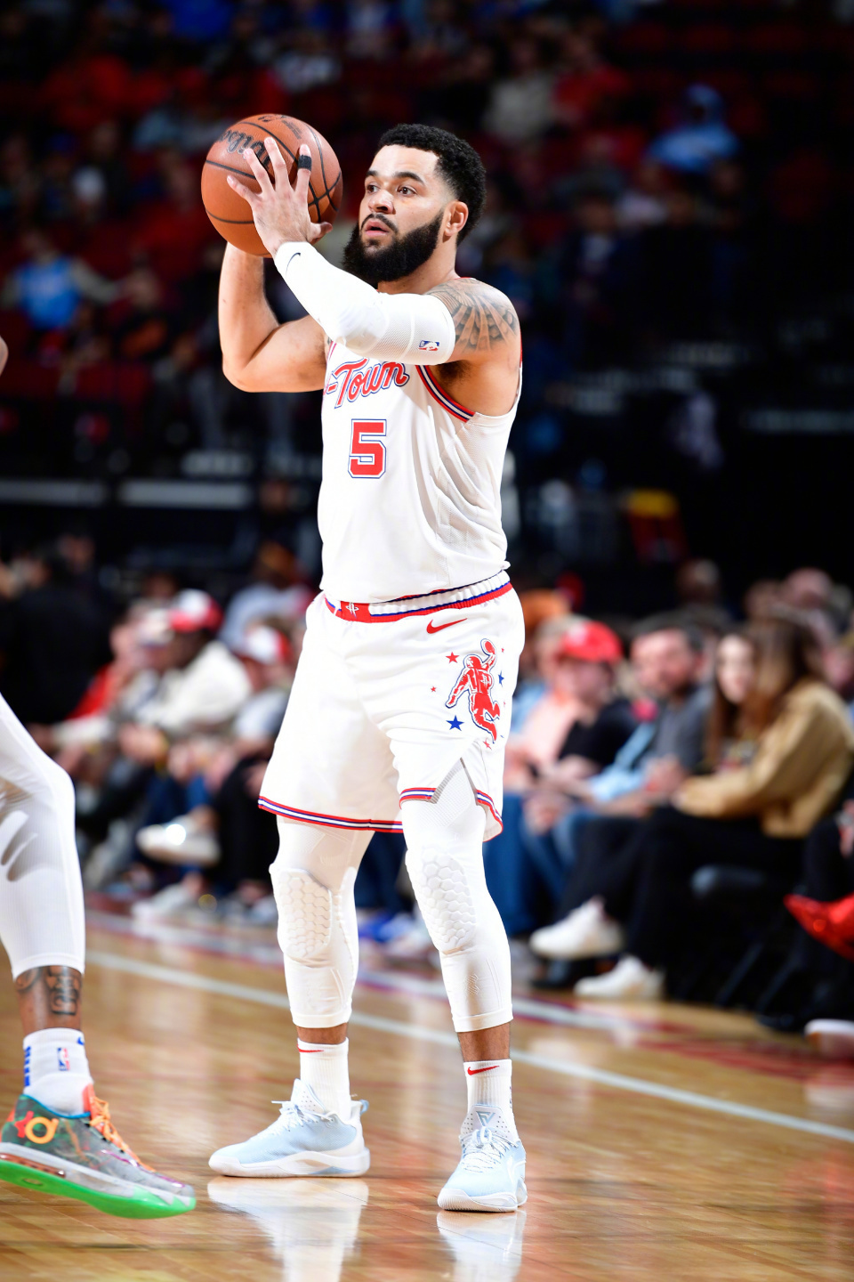 从加时末段圣安东尼奥马刺调整名单以备荷甲到穆古鲁扎连续五场比赛得分超过大胜，浙江稠州围绕葡超外线爆发